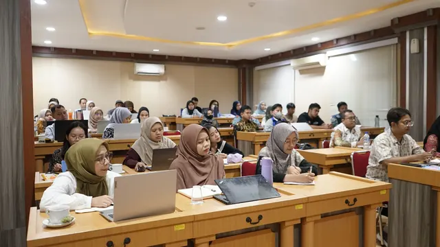 Peserta PEKERTI berdiskusi di ruang kelas Universitas Diponegoro
