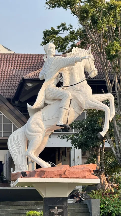 Patung Pangeran Diponegoro berkuda di depan Gedung Rektorat Universitas Diponegoro, Tembalang